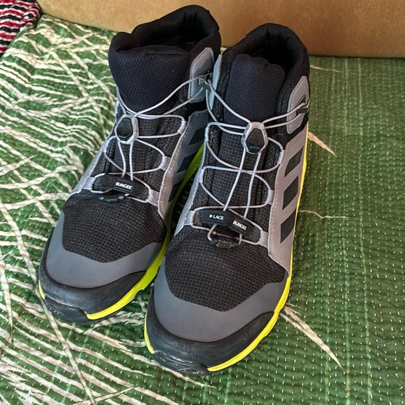 Adidas Kids Terrex Mid Gore-Tex Hiking Boot. 6.5 - Picture 2 of 10